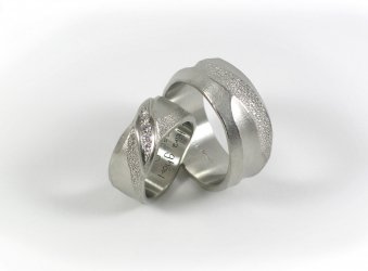 Eheringe aus strukturiertem Palladium.