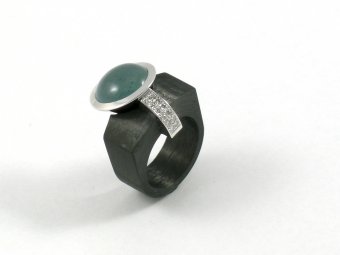 Ring aus Carbon und Weissgold mit einem Aquamarin und korngefassten Brillanten